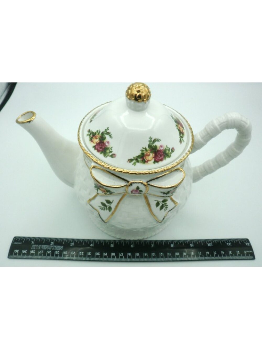 Royal Albert Christmas Old Country Rose Basket Weave 5 piece Tea Set - Picture 9 of 16